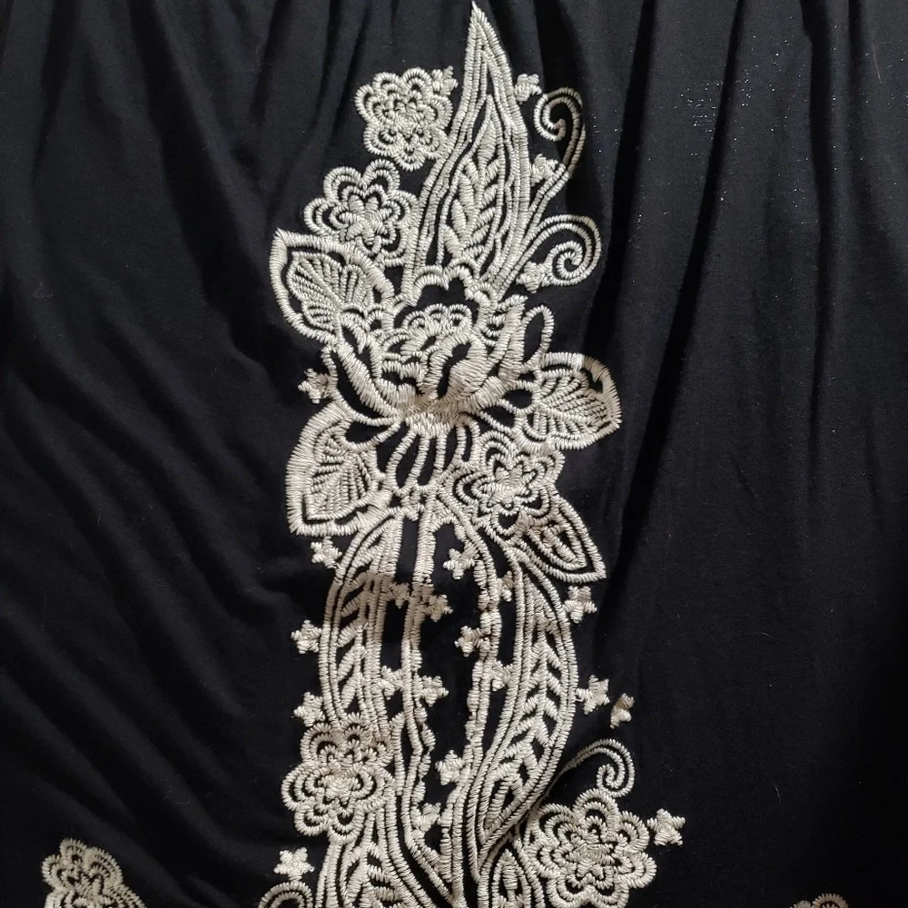 *Fylo* Embroidered black tank, small - Picture 3 of 7